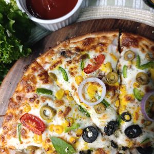 خمیر پیتزا با سس مخصوص + پنیر پیتزا + هات داگ و ژامبون گوشت  و مرغ 90 درصد + قارچ + فلفل دلمه + زیتون + ذرت شیرین