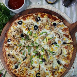 خمیر پیتزا با سس مخصوص + پنیر پیتزا + مرغ مرینیت شده+ قارچ + فلفل دلمه + زیتون+ذرت شیرین