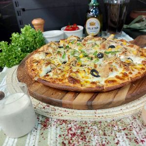 خمیر پیتزا با سس مخصوص + پنیر پیتزا + مرغ مرینت شده+ قارچ + فلفل دلمه + زیتون,ذرت شیرین