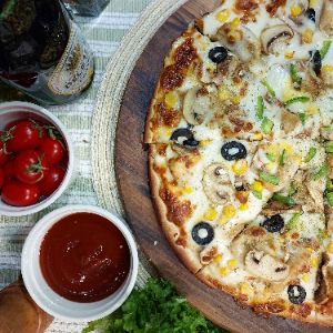 خمیر پیتزا با سس مخصوص + پنیر پیتزا + مرغ مرینت شده با سس مخصوص + قارچ + فلفل دلمه + زیتون+ذرت شیرین 